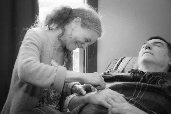 Photo of Johanna Laniin performing acupuncture.